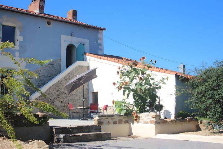 Cottage 'L'entredeux' with Shared Terrace, Shared Garden and Wi-Fi in Saint-Viaud, Loiredalen