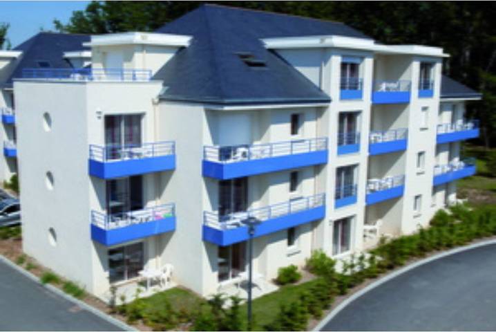 Gîte pour 4 personnes, avec Balcon et Jacuzzi ainsi que Terrasse et Piscine à Plescop