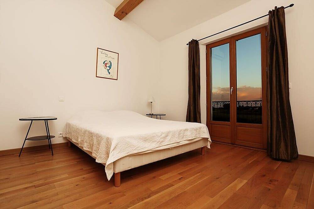 Pretty farmhouse tastefully renovated, air-conditioned, in the vineyards, with jacuzzi pool in Pampelonne, Ramatuelle