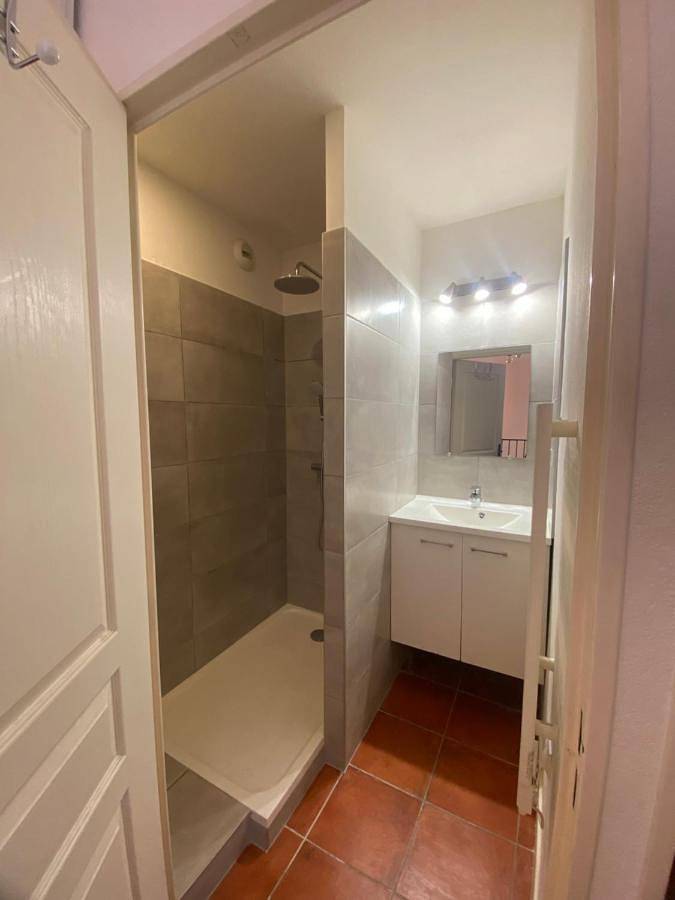 Appartement entier, Two-Bedroom Apartment in Sainte-Cécile-les-Vignes, Vaucluse