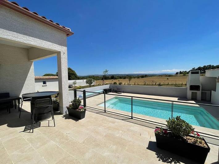 Location de vacances pour 6 personnes, avec jardin ainsi que vue et piscine, animaux acceptés à Villemoustaussou