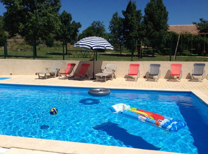 Gîte pour 8 personnes, avec terrasse ainsi que jardin et piscine