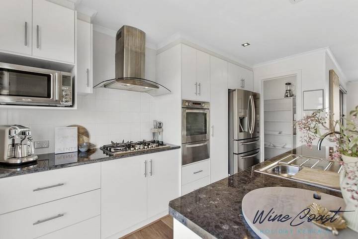 Holiday home for 10 people, with balcony in Aldinga Beach