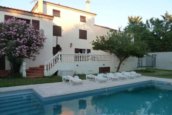 Location de vacances pour 21 personnes, avec Terrasse et Jardin à Coulobres