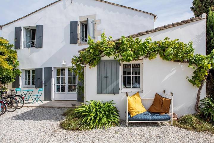 Location de vacances pour 9 personnes, avec piscine ainsi que jardin et vue dans Le Gillieux - 2