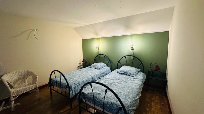 Bed and Breakfast 'Chambre Menéstrel' with Wi-Fi in Montélimar, Nyons region