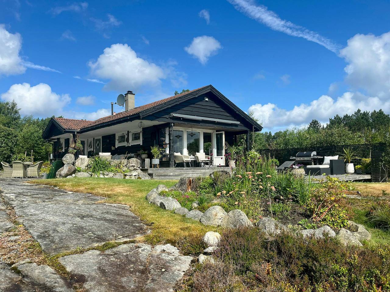 Ferienhaus mit Terrassen an drei Seiten auf einer idyllischen Insel in Sandnes