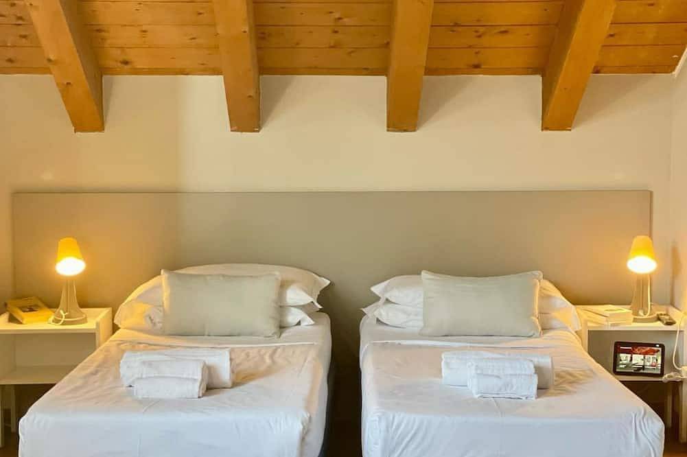 Entire apartment, The studio is located in Rho, about 4 km from Fiera Milano Rho and 15 minutes from the center of Milan.It is equipped with all comforts: two single beds that can be transformed into a comfortable double if necessary, a kitchenette with kettle, microwave in Rho, Milan Province