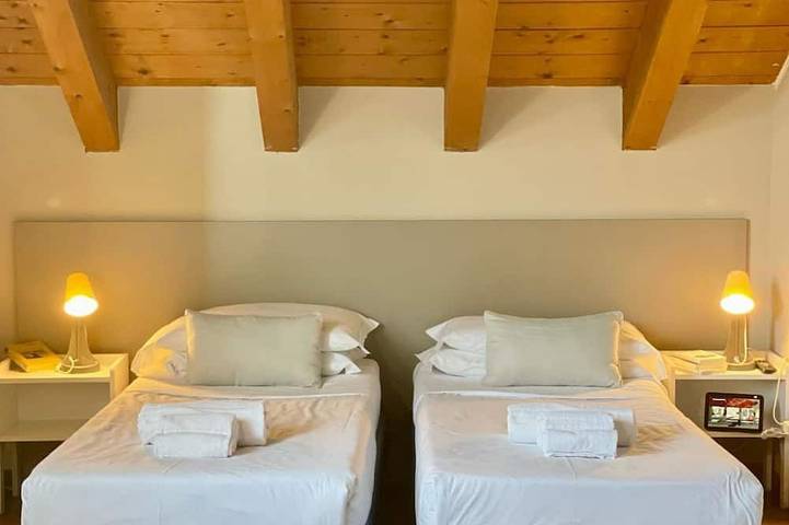 Ganze Wohnung, The studio is located in Rho, about 4 km from Fiera Milano Rho and 15 minutes from the center of Milan.It is equipped with all comforts: two single beds that can be transformed into a comfortable double if necessary, a kitchenette with kettle, microwave in Rho, Mailand Provinz