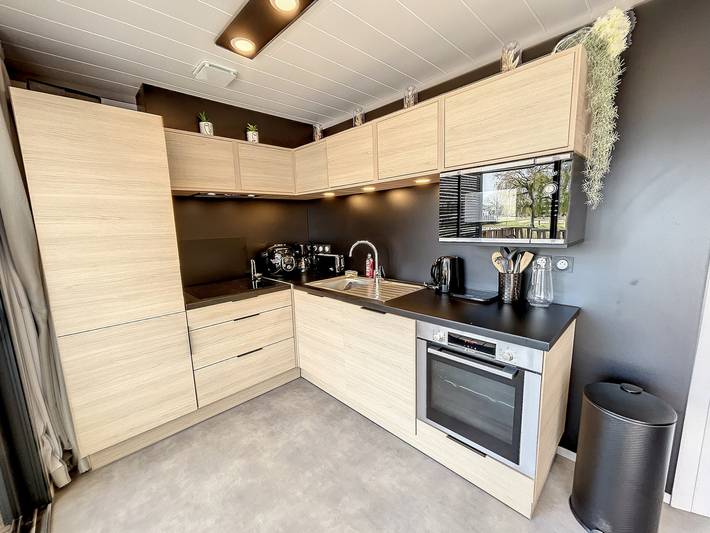 Cozy Chalet for 6 with Heated Pool, Terrace & Parking, Near Beach in Jullouville, Côte de la Déroute