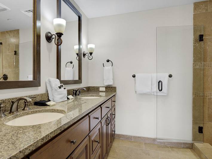 Vacation rental for 14 people, with pool and yard as well as hot tub in Sandpoint