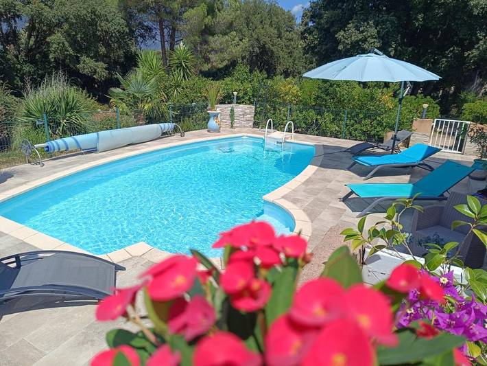 Maison d’hôte pour 2 personnes, avec terrasse et piscine ainsi que jardin et vue à Carbuccia