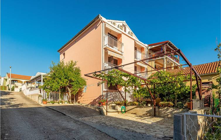 Ferienwohnung für 3 Personen, mit Garten in Sveti Filip i Jakov - 2