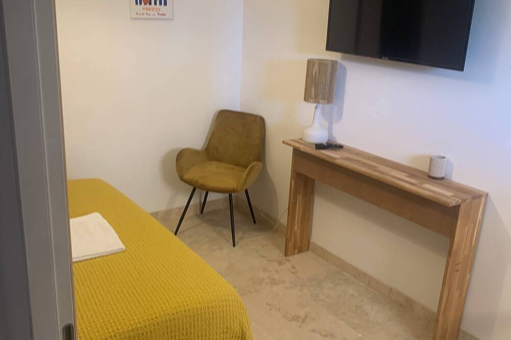 Room \"Abricot in Uzès, Nimes region
