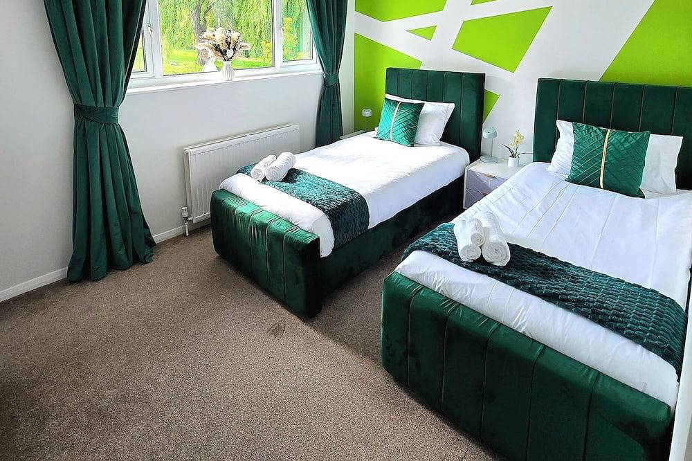 Elegant 3-Bedroom Sleeps 6 Fully Equipped|Families,Nhs&Business Contractors in Kettering, Northamptonshire