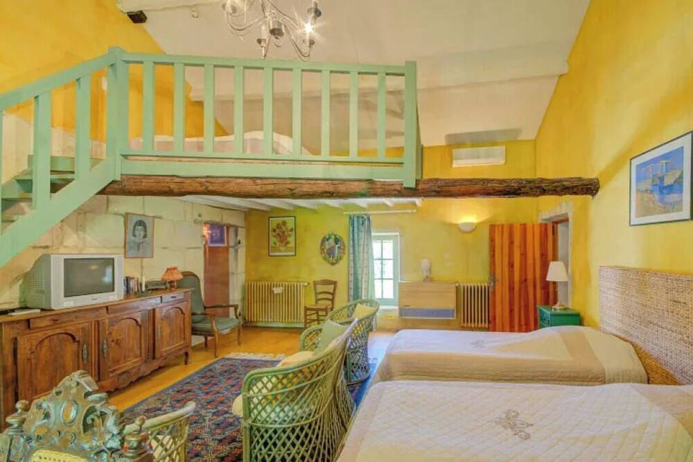 Entire apartment, Van Gogh - Sunny terrace overlooking the park in Fourques, Nimes region