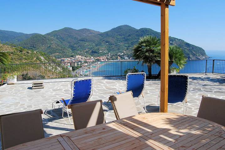 Location de vacances pour 8 personnes, avec terrasse et jardin, animaux acceptés à Bonassola