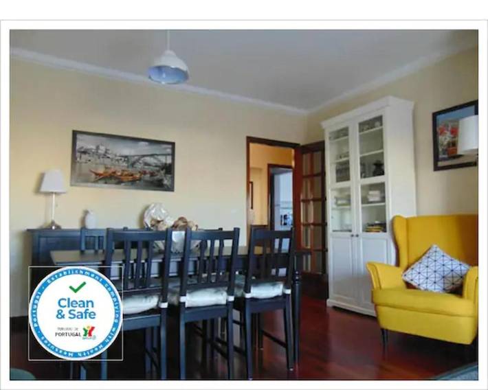 Gîte pour 4 personnes, avec Balcon ainsi que Vue sur le lac et Vue dans Rio Tinto