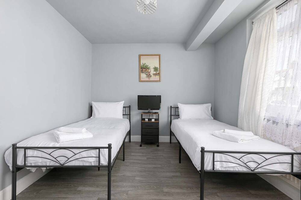 Spacious 3-Bed (Sleeps 7) Home with Garden in London, Südostengland