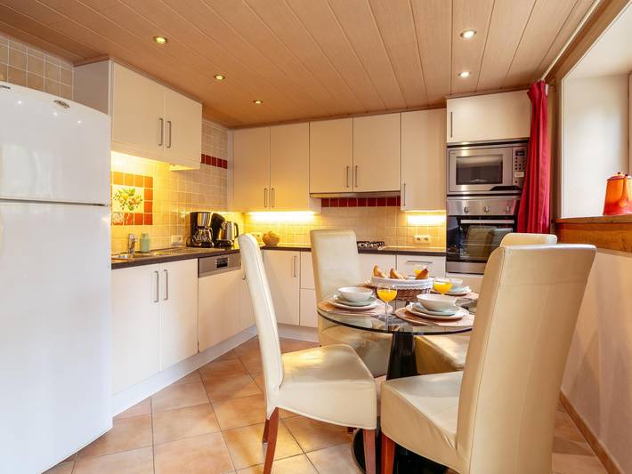 Schönes Ferienhaus mit Jacuzzi und Sauna in Harre, Manhay