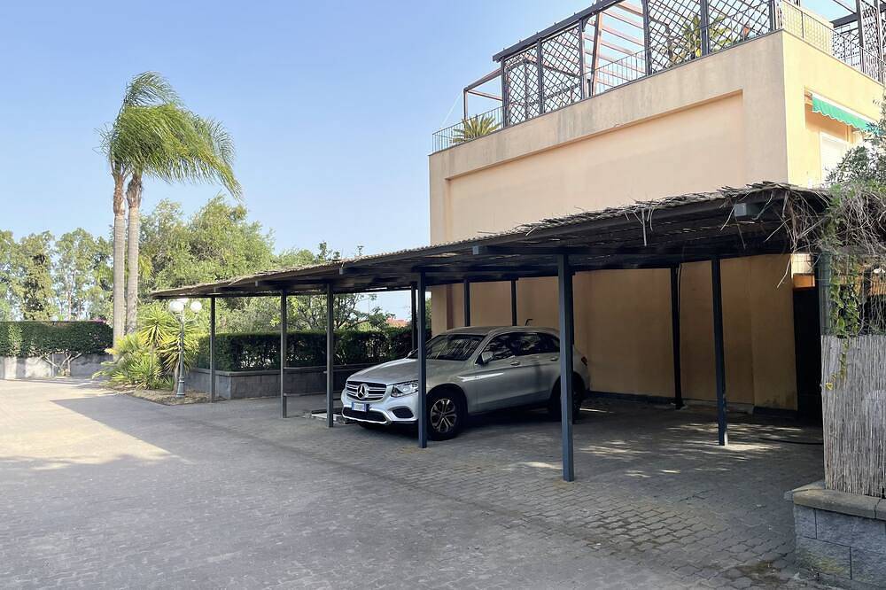 Ganze Wohnung, Beautiful garden apartment steps from beach in Calatabiano, Catania Provinz