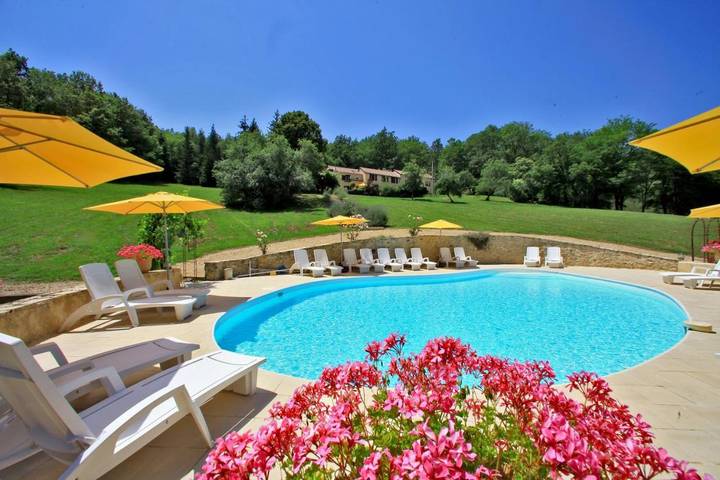 Maison de vacances pour 26 personnes, avec Jacuzzi et Terrasse ainsi que Jardin et Piscine à Souillac