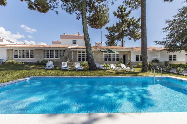 Casa de férias para 8 pessoas, com terraço e jardim e ainda piscina em Corroios