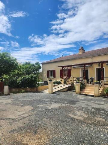 Gîte pour 4 personnes, avec terrasse à Mazeyrolles