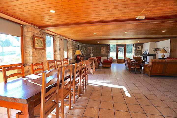 Gîte pour 14 personnes, avec terrasse dans Auvergne-Rhône-Alpes - 4