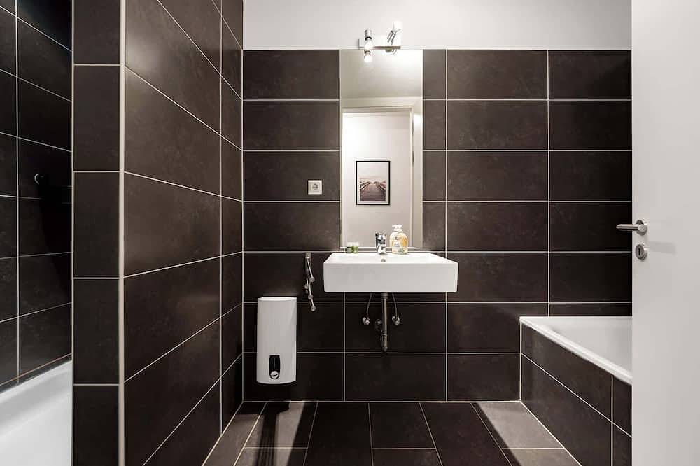 Entire apartment, Fewocation Aachen | Spacious City Apt • Nähe Hbf in Aachen, Rhineland