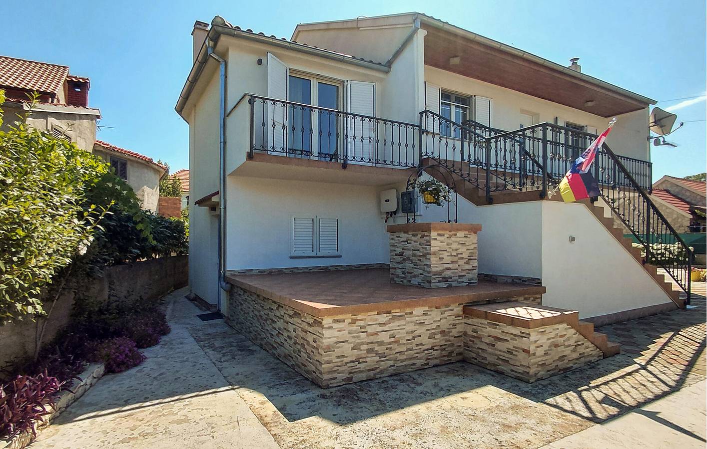 Geräumige 2-Zimmer-Wohnung mit Pool, Terrasse und voll ausgestatteter Küche in Sibenik, Šibenik-Knin