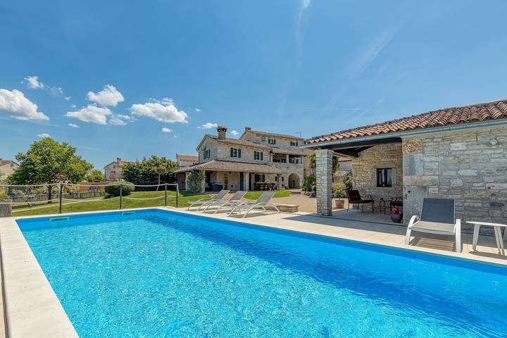 Villa pour 10 personnes, avec Balcon/Terrasse et Jardin ainsi que Piscine et Sauna à Selina