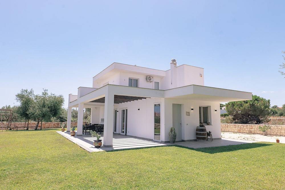 Family villa a few meters from the sea, surrounded by nature. in Augusta (Municipality), Syracuse Province