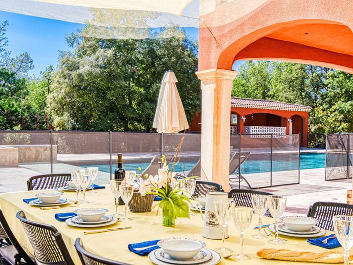 Location de vacances pour 10 personnes, avec bassin pour enfant ainsi que terrasse et jardin à Méounes-lès-Montrieux - 2