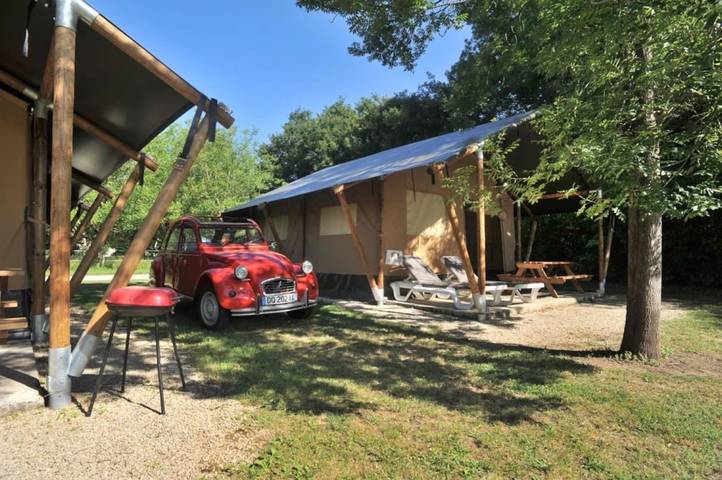 Tente pour 5 personnes, avec bassin pour enfant ainsi que jacuzzi et sauna