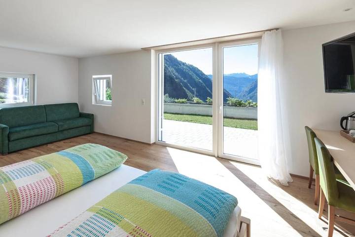 BnB für 2 Personen, mit Terrasse und Garten sowie Ausblick in Graubünden