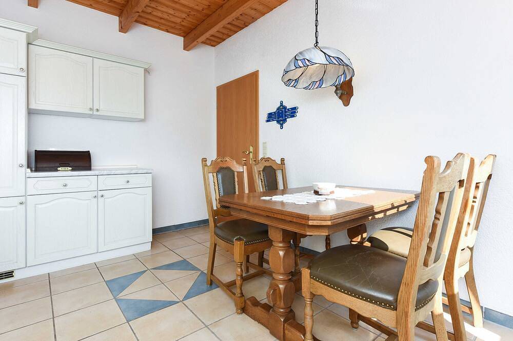 Ganze Wohnung, Ferienwohnung Schwalbe - Ferienwohnungen Möwe und Schwalbe im Haus Sassenhof in Dunum, Landkreis Wittmund