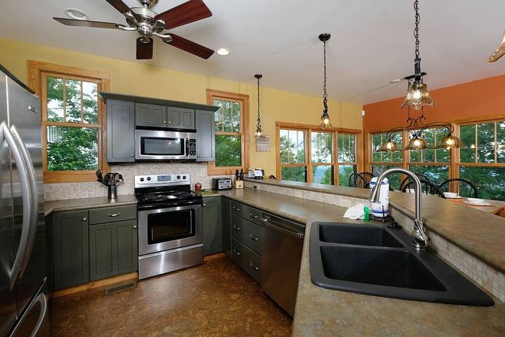 Glamping for 12 people, with hot tub and balcony as well as pool in Gatlinburg