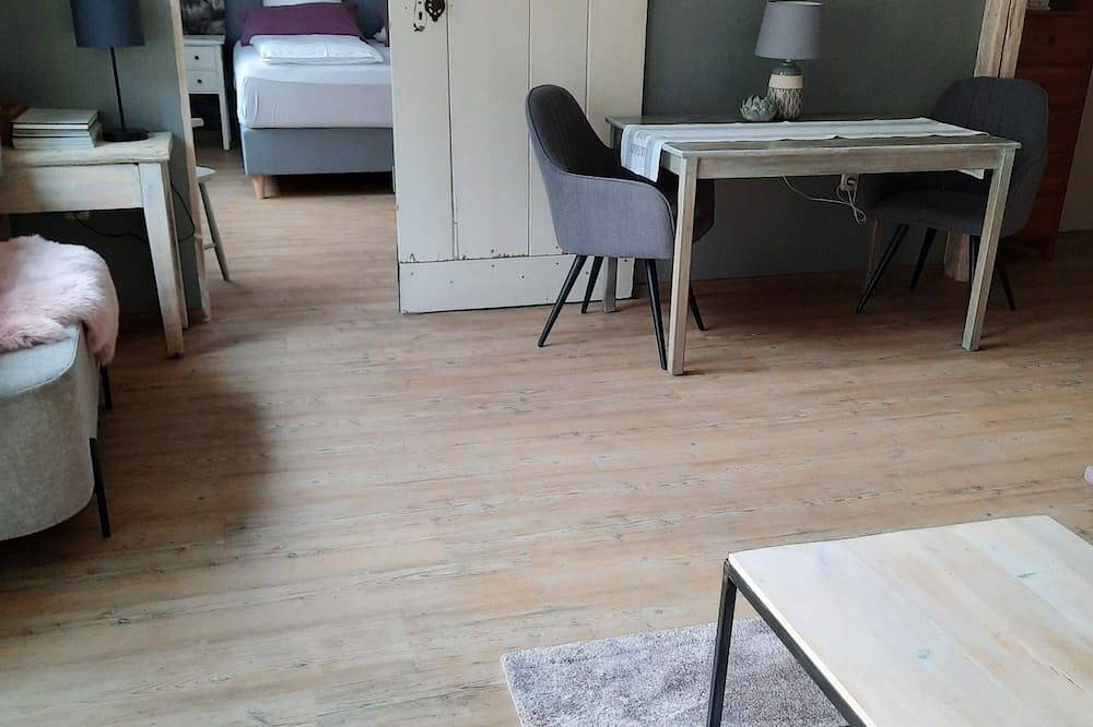 Ganze Wohnung, \"Am Apfelbaum\" Ferienwohnung. Eine Ruheoase umgeben von einem Gartenparadies. in Müden (Örtze), Faßberg