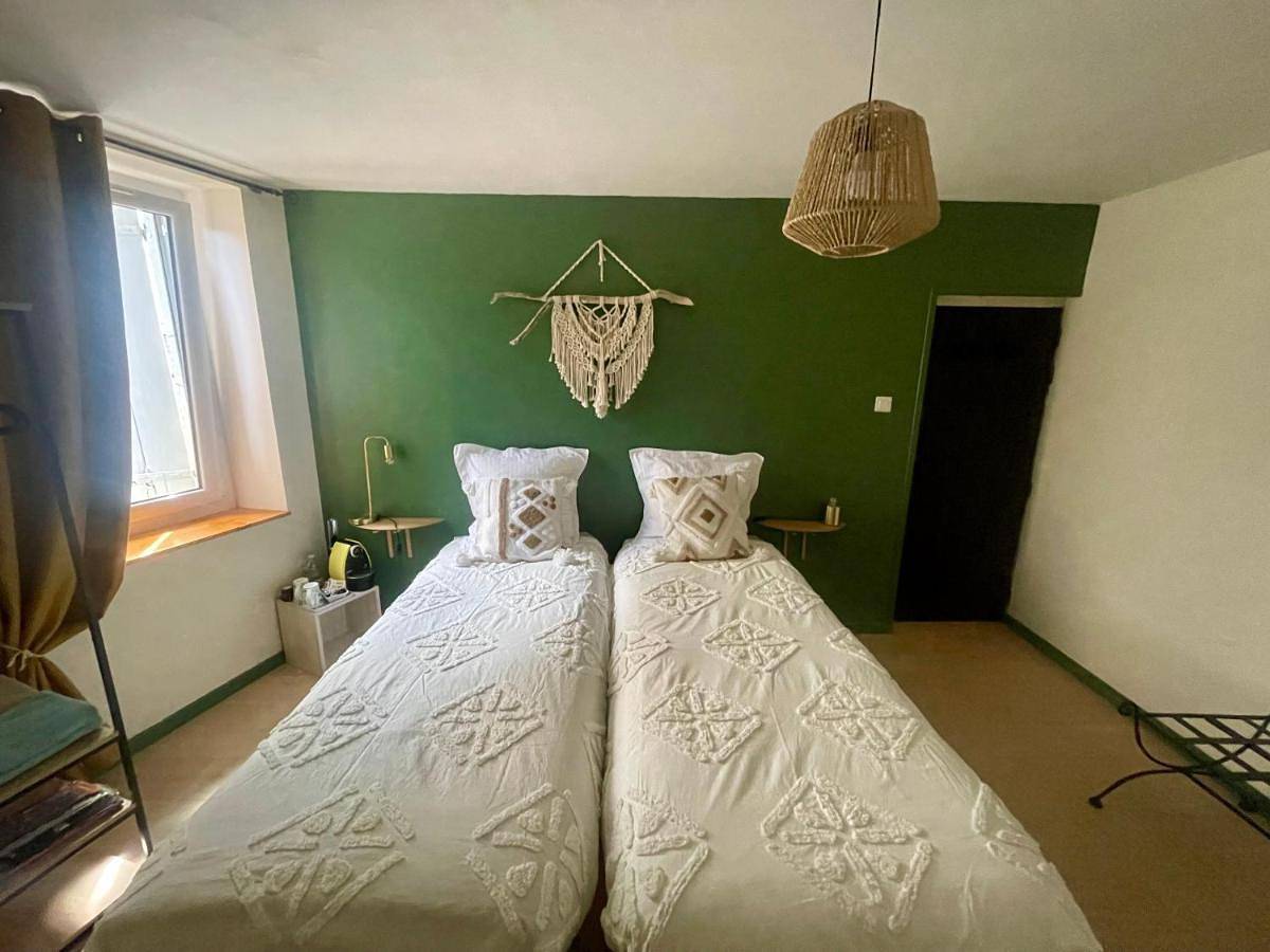 Double Room with Private Bathroom in Saint-Julien-de-Peyrolas, Région de Nîmes