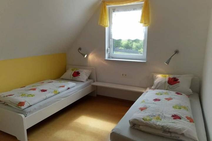 Ganze Wohnung, Gemütliches Ferienhaus (82qm) mit Terrasse auf 2 Etagen in Haundorf, Fränkisches Seenland