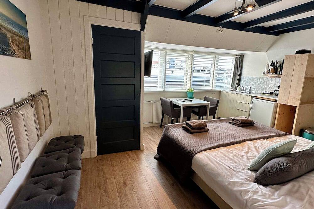 Ganze Wohnung, Hübsches Studio mit kleiner Terrasse und Parkplatz. Nur 200 meter vom Sandstrand in Bergen aan Zee, Noord-Holland - Nordseeküste