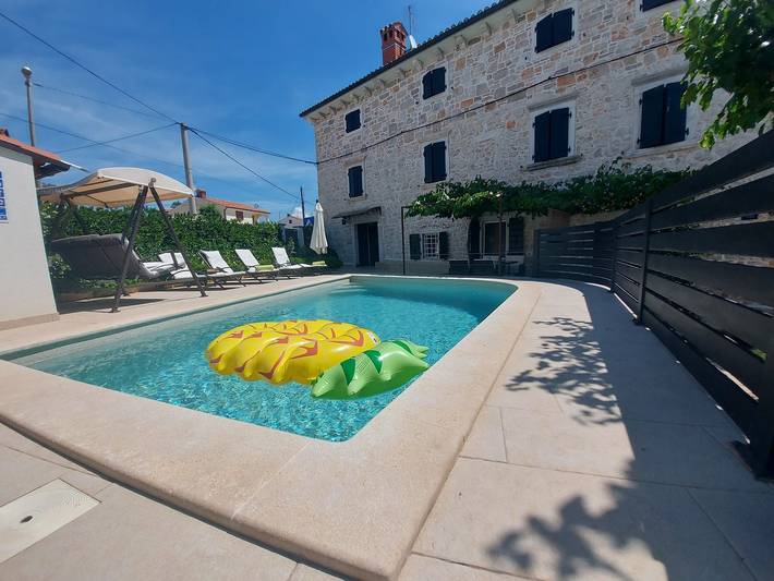 Ferienhaus für 10 Personen, mit Balkon/Terrasse und Garten sowie Pool in Porec und Umgebung - 2