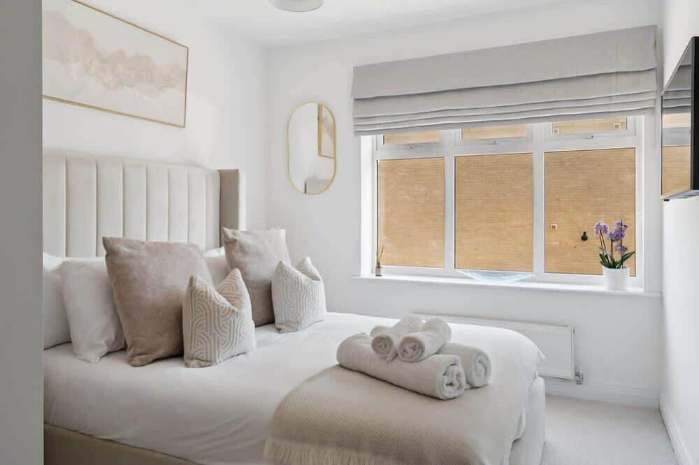 Ganze Wohnung, Virginia Water - 2 Bed w/ Parking - By Tempstay in Thorpe Park, Surrey