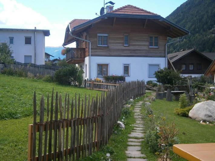 Ferienwohnung für 6 Personen, mit Balkon und Terrasse sowie Garten und Ausblick in Gais