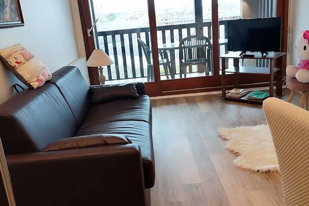 Entire apartment, Two-room apartment with balcony, indoor heated pool - 4 people in Deauville, Lisieux region