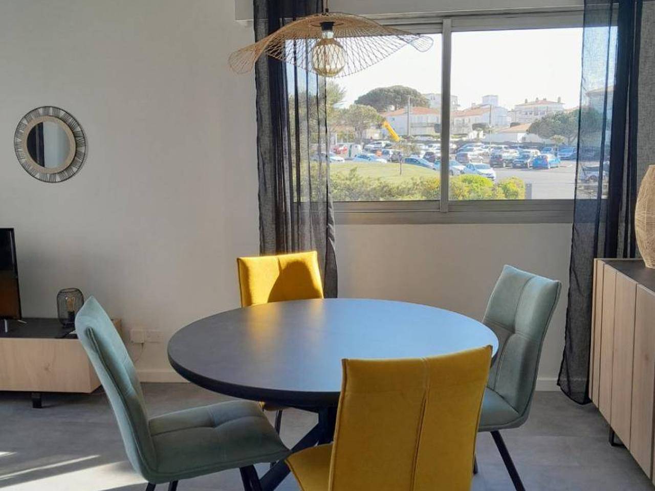 Appartement entier, Appartement neuf lumineux avec balcon, Wi-Fi, au pied de la plage du Chay, Royan in Royan, Côte de Beauté