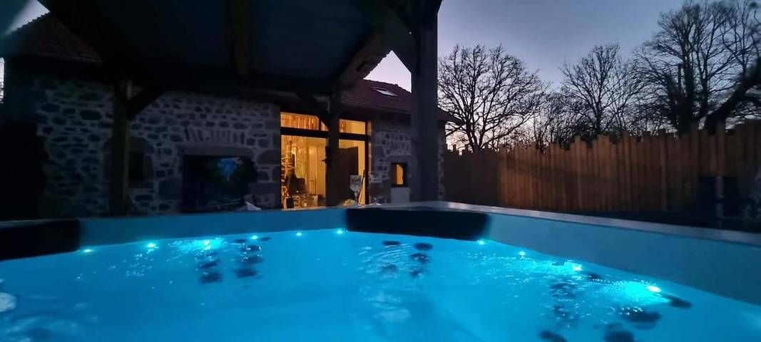 Location de vacances pour 10 personnes, avec jardin ainsi que jacuzzi et terrasse à Gouttières - 2
