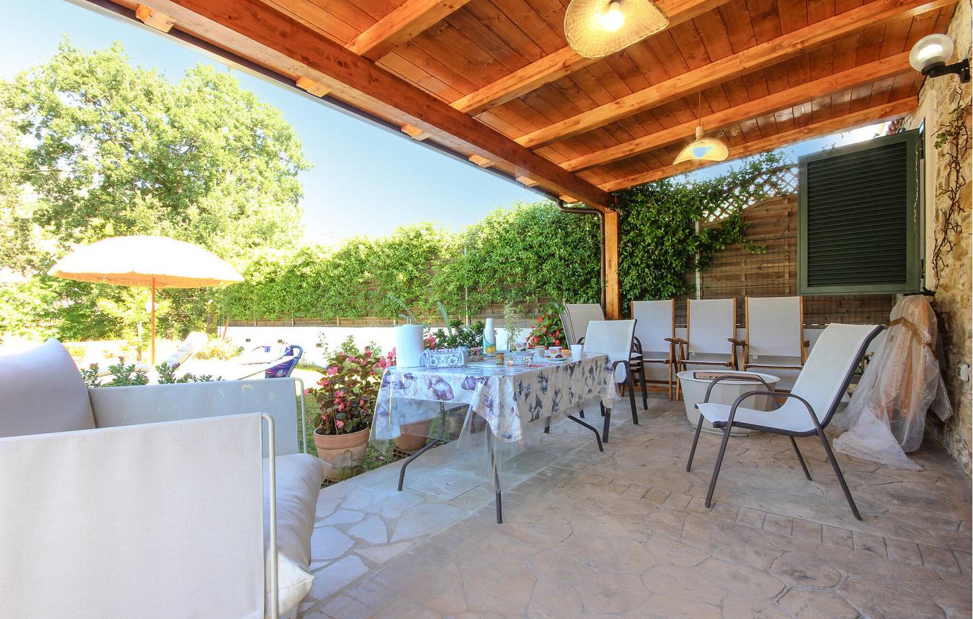 Entire holiday apartment, Cozy Beachside Apartment with Pool and Parking in Castellabate, Cilento