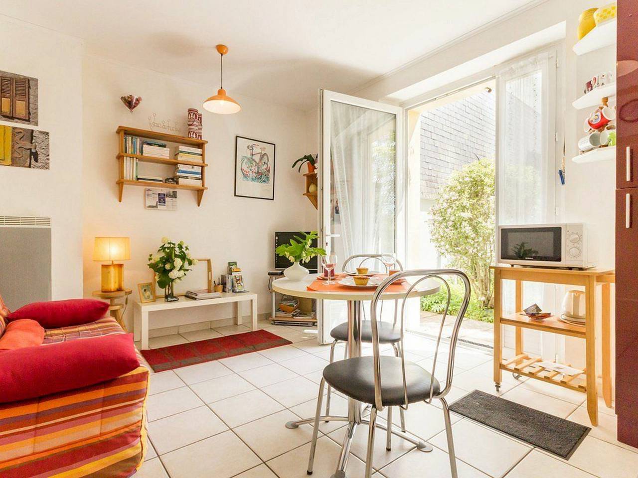 Cozy Renovated Cottage Near Nantes Canal with Private Garden and Bikes in Blain, Châteaubriant
